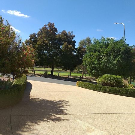 Sweet Home By The Golf Course Canberra Exterior photo
