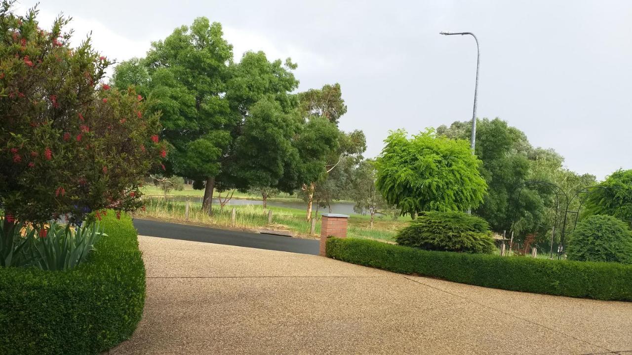 Sweet Home By The Golf Course Canberra Exterior photo