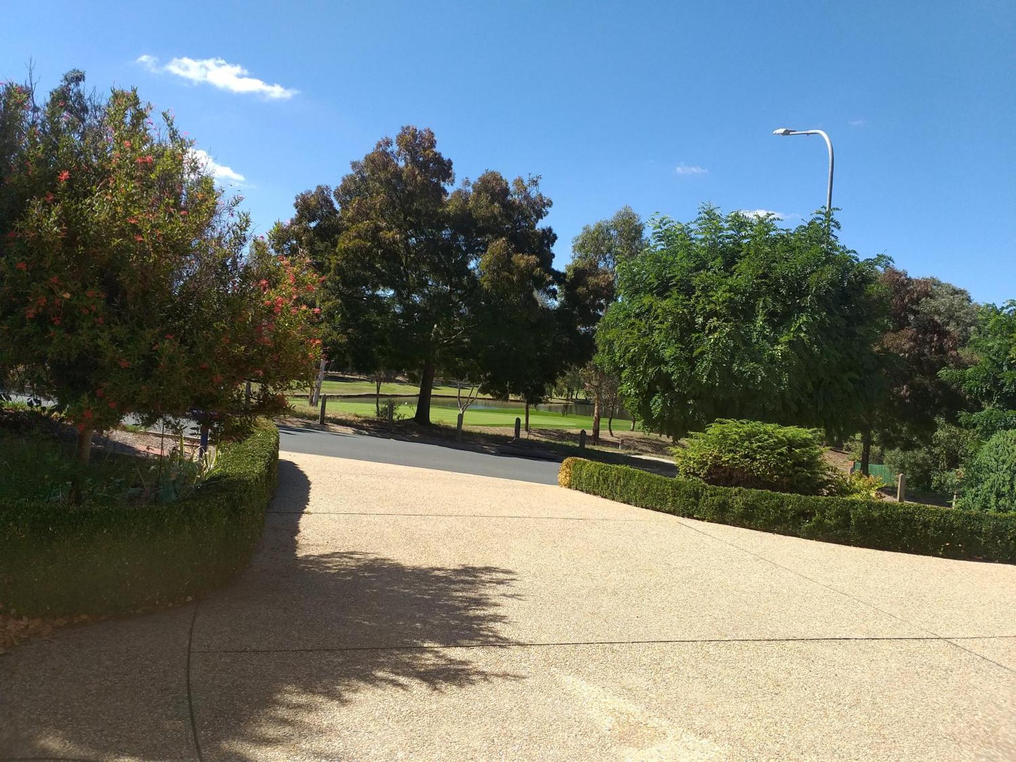 Sweet Home By The Golf Course Canberra Exterior photo